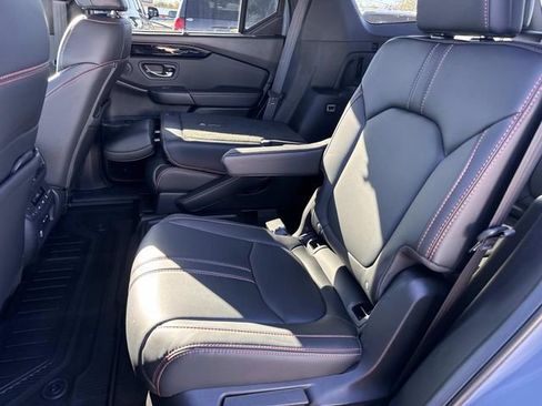 Used 2025 Honda Pilot TrailSport image 11