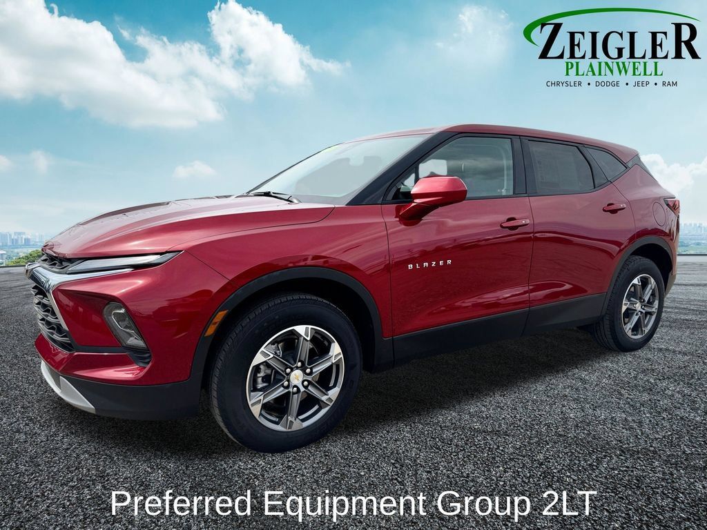 Used 2025 Chevrolet Blazer LT AWD/4WD image 2