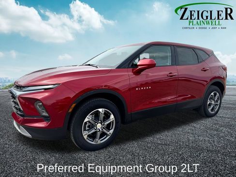 Used 2025 Chevrolet Blazer LT AWD/4WD image 2