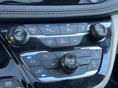 Used 2017 Chrysler Pacifica Limited w/ UConnect Theater Package FWD image 25