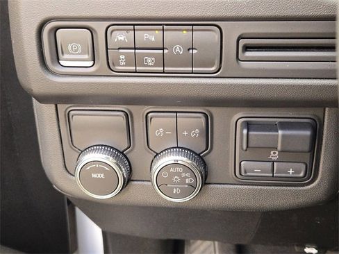 Used 2023 GMC Yukon SLT w/ SLT Premium Package image 30