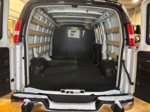 Used 2024 GMC Savana 2500 w/ Driver Convenience Package image 9