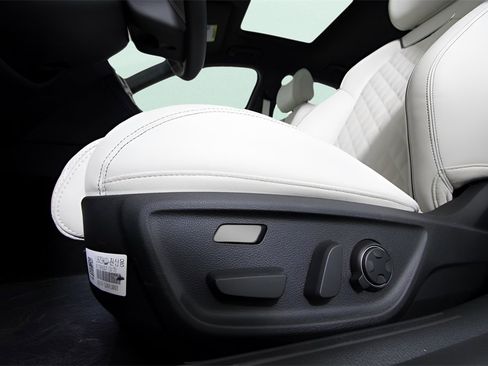 Used 2025 Genesis G70 3.3T Advanced w/ Sport Prestige Package image 70