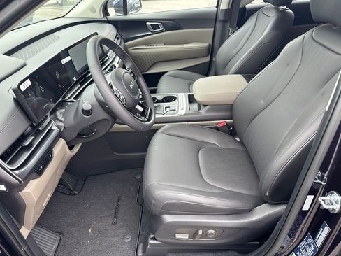 Used 2025 Kia Carnival FWD image 9