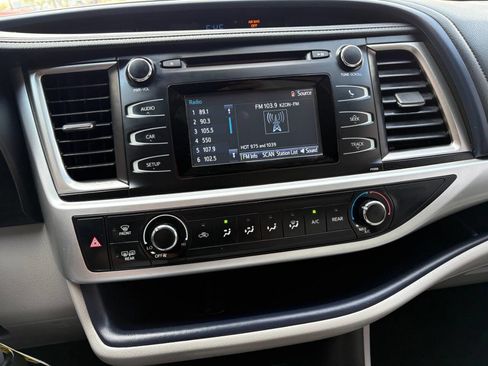 Used 2017 Toyota Highlander LE 4dr SUV (3.5L V6) image 19