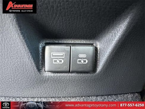 Used 2025 Toyota Camry XLE image 18