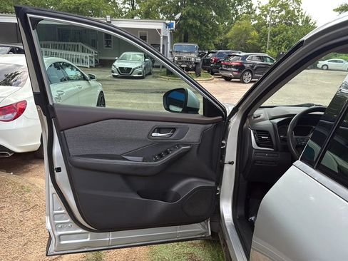 Used 2021 Nissan Rogue SV FWD image 14