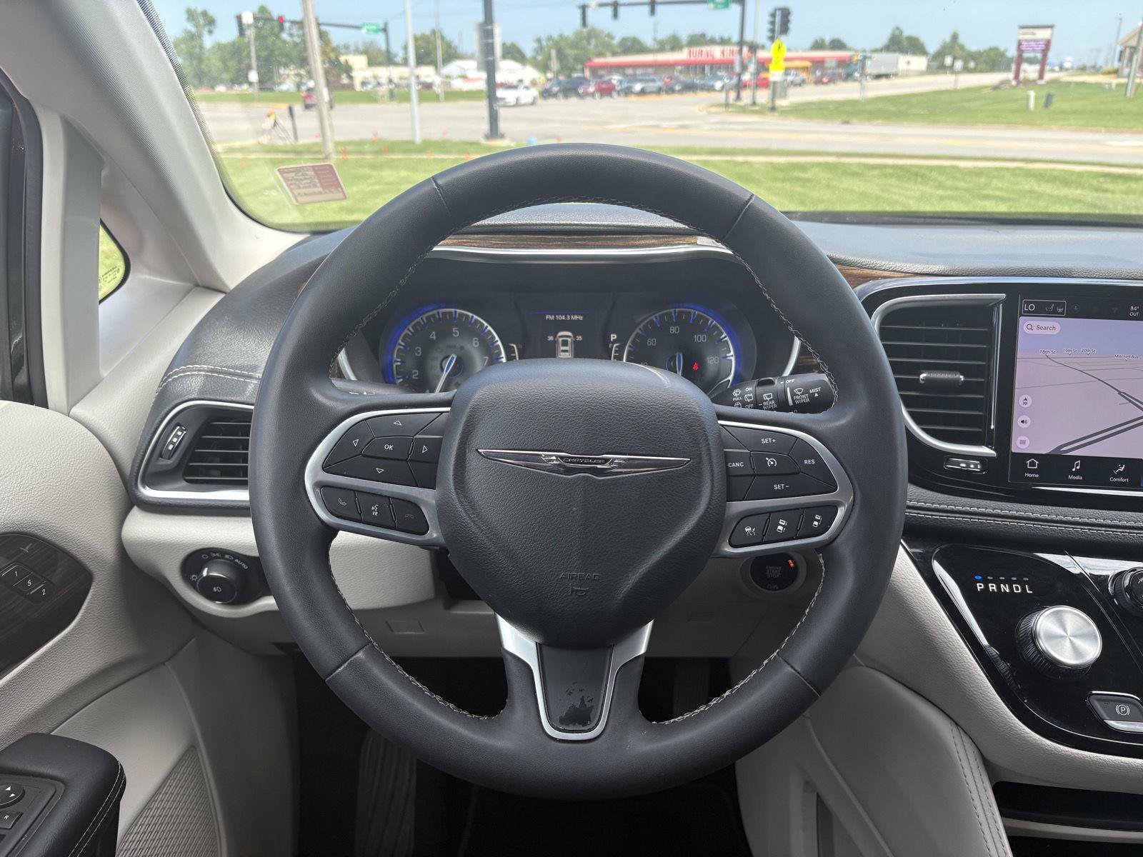 Used 2023 Chrysler Pacifica Limited FWD image 11