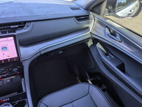 New 2025 Jeep Grand Cherokee L Limited w/ Black Appearance Package image 18