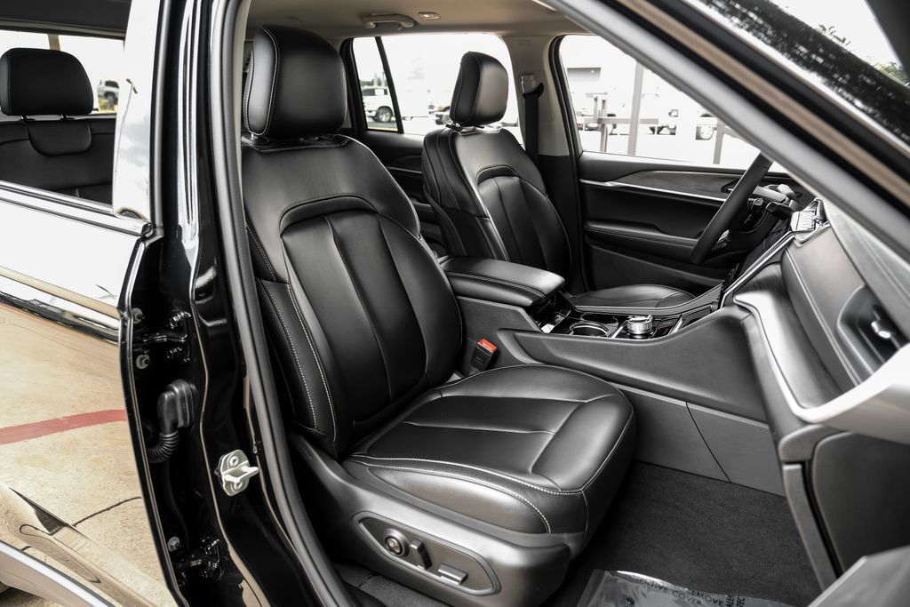 Used 2023 Jeep Grand Cherokee Limited w/ Black Appearance Package AWD/4WD image 45