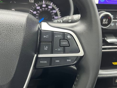 Used 2024 Toyota Highlander XLE image 24