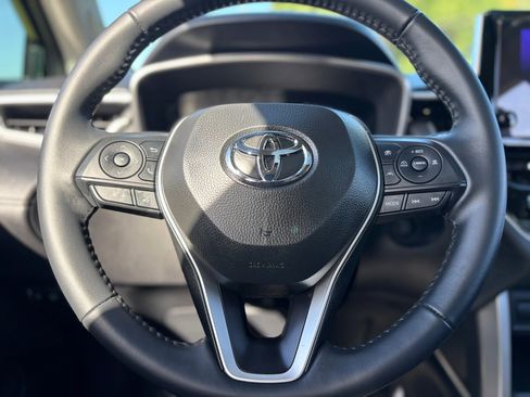 Used 2025 Toyota Corolla Cross XLE w/ Convenience Package image 14