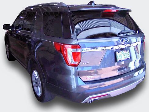 Used 2017 Ford Explorer XLT w/ Equipment Group 202A FWD image 4