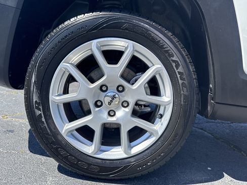Used 2023 Jeep Renegade Latitude AWD/4WD image 17