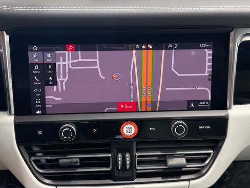 Certified 2026 Porsche Macan AWD/4WD image 32