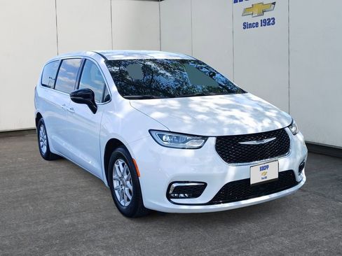 Used 2025 Chrysler Pacifica Select FWD image 7