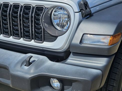Used 2024 Jeep Wrangler Unlimited Sport AWD/4WD image 9