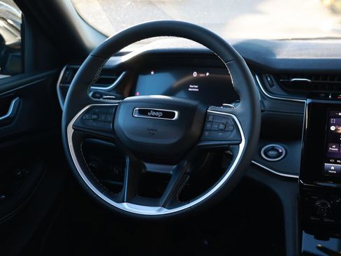 New 2025 Jeep Grand Cherokee Altitude image 22