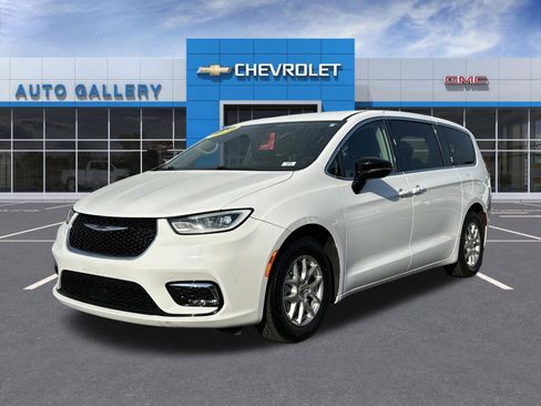 Used 2024 Chrysler Pacifica Touring-L image 1