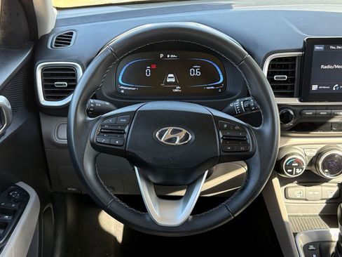 Used 2025 Hyundai Venue SEL image 28