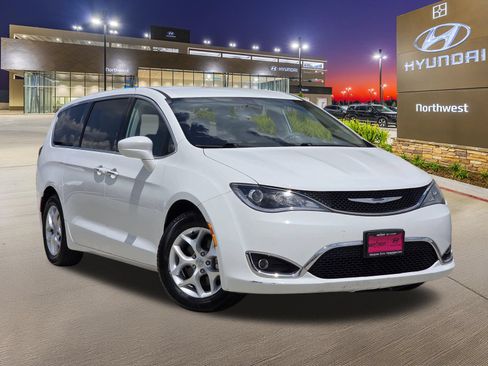 Used 2018 Chrysler Pacifica Touring Plus w/ Tire & Wheel Group FWD image 3