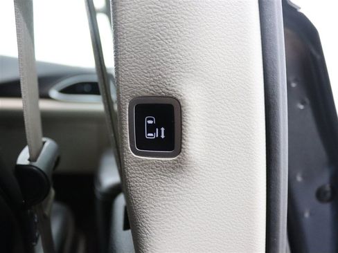 Used 2022 Chrysler Pacifica Touring-L FWD image 21