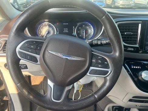 Used 2017 Chrysler Pacifica Touring-L Plus FWD image 11