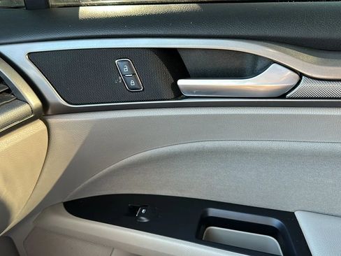 Used 2017 Ford Fusion SE w/ Fusion SE Technology Package image 39