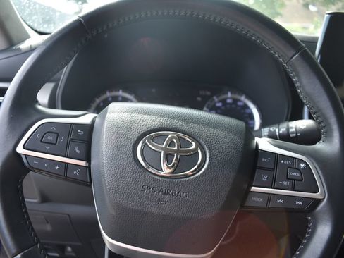 Used 2025 Toyota Highlander LE FWD image 14