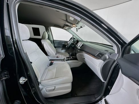 Used 2017 Honda Pilot LX image 32