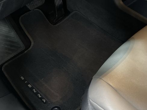 Used 2025 Toyota Sienna XLE image 17