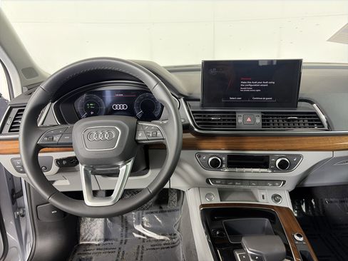 Used 2023 Audi Q5 e Premium Plus w/ Premium Plus Package image 3