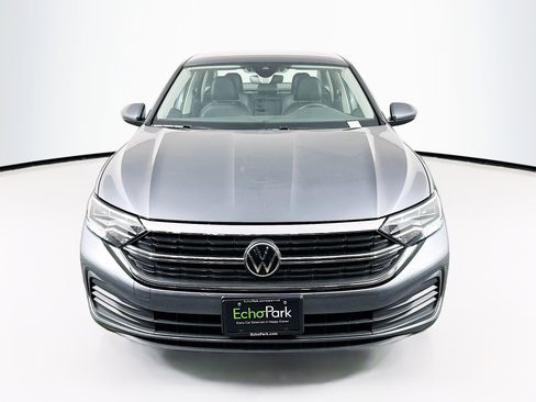 Used 2024 Volkswagen Jetta SE image 2