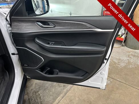 Used 2023 Jeep Grand Cherokee Limited w/ Black Appearance Package image 48