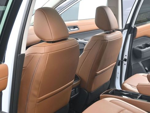 New 2026 Nissan Pathfinder Platinum AWD/4WD image 18