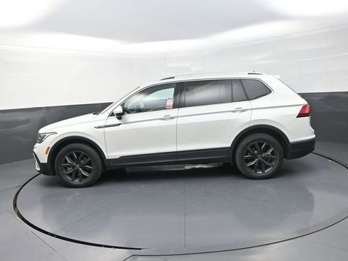 Used 2023 Volkswagen Tiguan SE w/ Panoramic Sunroof Package FWD image 7
