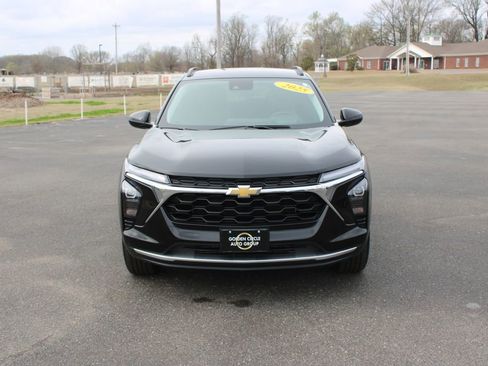 Used 2025 Chevrolet Trax LT w/ LT Convenience Package image 3