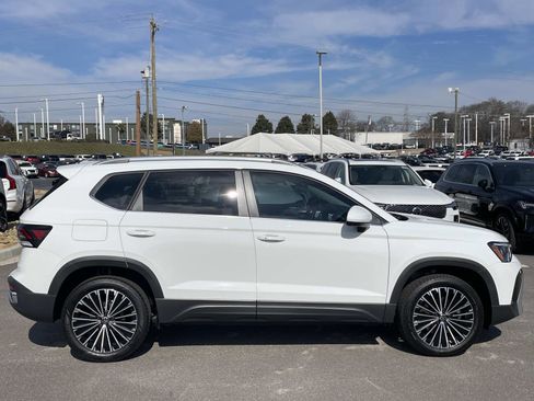 New 2026 Volkswagen Taos SE FWD image 8