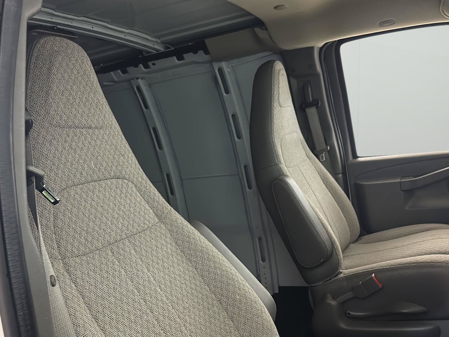 Used 2016 Chevrolet Express 2500 RWD image 21