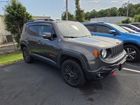 Used 2018 Jeep Renegade Trailhawk AWD/4WD image 3