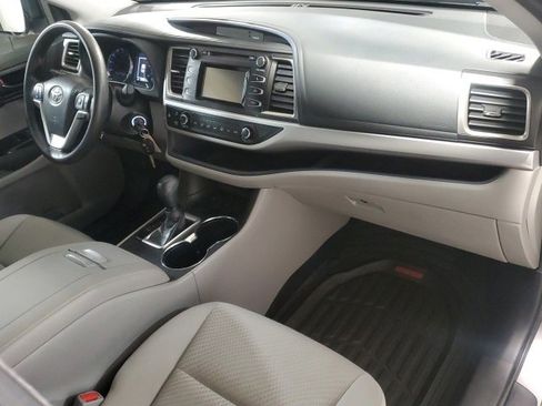 Used 2018 Toyota Highlander LE image 23