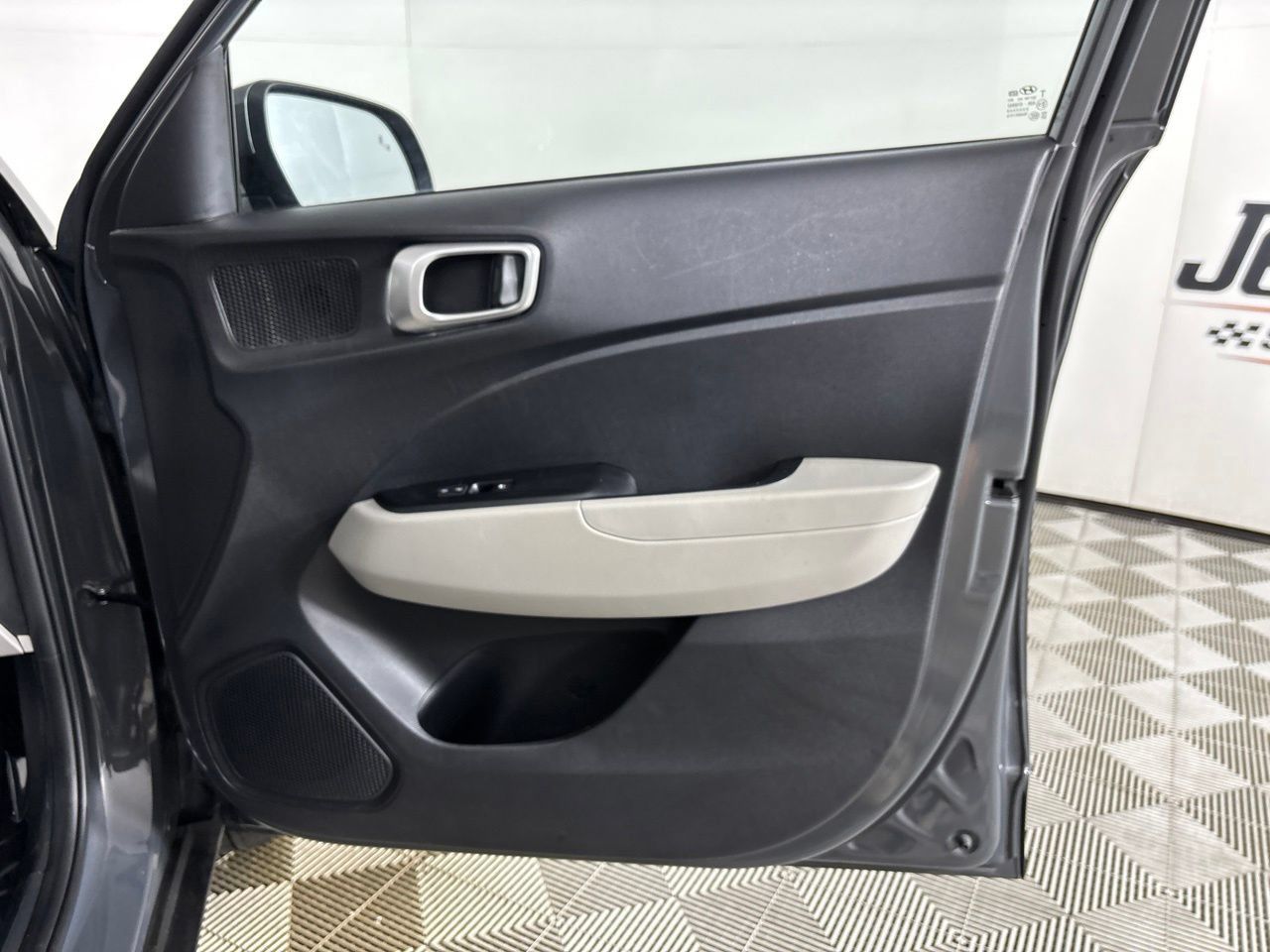 Used 2025 Hyundai Venue SEL FWD image 30