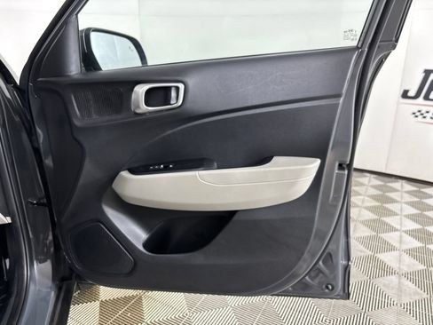 Used 2025 Hyundai Venue SEL FWD image 30