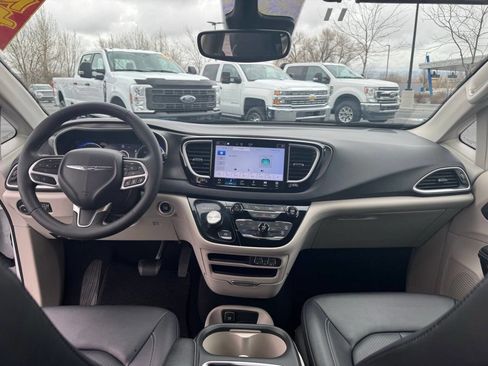 Used 2024 Chrysler Pacifica Touring-L FWD image 34