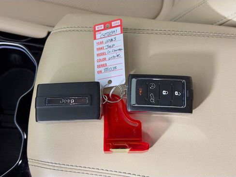 Used 2023 Jeep Grand Cherokee Limited w/ Luxury Tech Group II AWD/4WD image 4