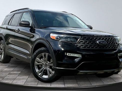 Used 2021 Ford Explorer XLT w/ Equipment Group 202A image 3