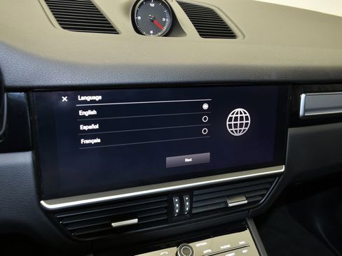 Certified 2023 Porsche Cayenne Platinum Edition AWD/4WD image 32