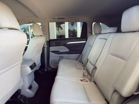 Used 2019 Toyota Highlander LE FWD image 6