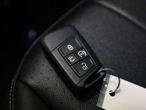 Used 2024 Volkswagen Tiguan SE R-Line image 36