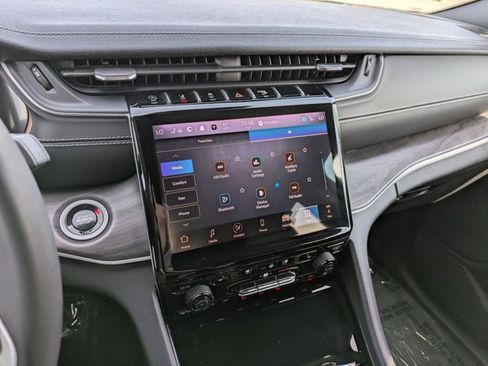 Used 2024 Jeep Grand Cherokee L Limited w/ Luxury Tech Group II image 11